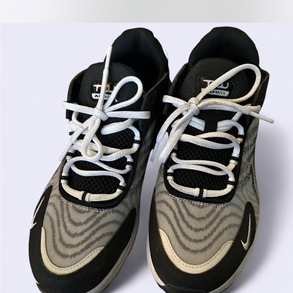 Nike Black and White Athletic Shoes with Dynamic Design